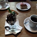 窯右衛門 - ミニパフェチョコレート、ブレンド珈琲、奥はティラミス、ブレンド珈琲。
