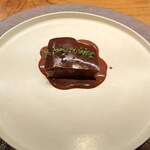 レストラン・カワサキ - ♦豚肉の煮込み 豚肉にはカカオのソースが乗せられており、見た目も香りもスイーツのようです。ビールで煮込まれたお肉はとっても柔らかく、ソースとのバランスが素晴しい