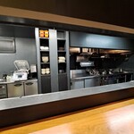 レストラン・カワサキ - カウンターからキッチン