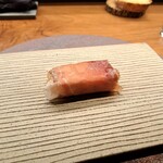 レストラン・カワサキ - ♦六年熟成の生ハム巻き：たけのこを揚げて、六年熟成の生ハムで巻いて提供。 この生ハムの熟成からくる深く芳醇な香りに驚きます 口に含むとトロけてなくなり、香りと旨味が長く残ります