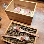 レストラン・カワサキ - ♦生ハムとパテドカンパーニュ 器が店のコンセプトを物語っており、シェフの世界観に一気に引き込まれます。シェフ自身が狩った肉で拵えた生ハムで同じく鹿肉と椎茸を包んであります。生ハムも塩味が抑えられていて、とてもバランスが良く美味しい。 パテドカンパーニュは、猪と鹿肉で仕込まれていて、奥が深い味わいとなっています。