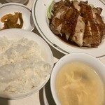 中国飯店 - ◆本日のサービスランチ
            油淋鶏
            辛味搾菜.玉子スープ.杏仁豆腐
            ライスおかわり可能
            950円税込