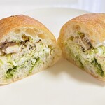 Buranjeri Takagi - 蒸し鶏、コールスロー、バジルソース。パンを余すことなくはさまれていてどこを食べても具がぎっしり♡