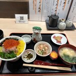 Honkaku Robatayaki Hitomukashi - ばくだん丼のセット全容