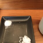 とんかつひなた - 卓上の塩を小皿に。