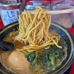 家系ラーメン王道 神道家 - 麺リフト。