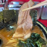 家系ラーメン王道 神道家 - チャーシューリフト。