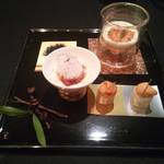 ガストロノミー ジョエル・ロブション - ウニ３変化
      コーヒーの香るロブション風ピュレと共に
      ウニのブランマンジェとフヌイユのヴルーテ
      自家製海藻塩でマリネしてからキュウリと大根のロールにのせて
      