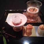 ガストロノミー ジョエル・ロブション - ウニ３変化
      コーヒーの香るロブション風ピュレと共に
      ウニのブランマンジェとフヌイユのヴルーテ
      自家製海藻塩でマリネしてからキュウリと大根のロールにのせて
      