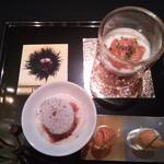 ガストロノミー ジョエル・ロブション - ウニ３変化
      コーヒーの香るロブション風ピュレと共に
      ウニのブランマンジェとフヌイユのヴルーテ
      自家製海藻塩でマリネしてからキュウリと大根のロールにのせて
      