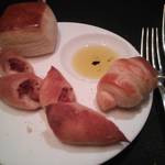 ガストロノミー ジョエル・ロブション - アンチョビのクロワッサン・ミルクパン・ベーコンエビ