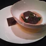 ガストロノミー ジョエル・ロブション - 卵64 度でやさしく加熱し黒トリュフで覆い、大山鶏のコンソメを注いで
      