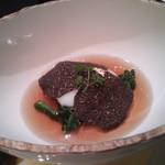 ガストロノミー ジョエル・ロブション - 卵64 度でやさしく加熱し黒トリュフで覆い、大山鶏のコンソメを注いで
      