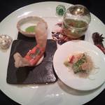 ガストロノミー ジョエル・ロブション - 旬の甲殻類３変化
      スパイスとフレッシュハーブの香るブイヨンに浮かべて
      タラバ蟹　ミントと共にブリック揚げ、グリーンカレーのソースと
      蟹　葱のエテュベとシトロネルの香りのクレームを添えて
      
      
      