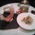 ガストロノミー ジョエル・ロブション - 旬の甲殻類３変化
      スパイスとフレッシュハーブの香るブイヨンに浮かべて
      タラバ蟹　ミントと共にブリック揚げ、グリーンカレーのソースと
      蟹　葱のエテュベとシトロネルの香りのクレームを添えて
      
      
      