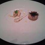 ガストロノミー ジョエル・ロブション - ホタテ貝と根セロリ　フレッシュトリュフのサラダ、なめらかな根セロリのヴィネグレット