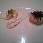 ガストロノミー ジョエル・ロブション - ホタテ貝と根セロリ　フレッシュトリュフのサラダ、なめらかな根セロリのヴィネグレット