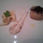 ガストロノミー ジョエル・ロブション - ホタテ貝と根セロリ　フレッシュトリュフのサラダ、なめらかな根セロリのヴィネグレット
      