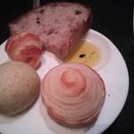 ガストロノミー ジョエル・ロブション - カンパーニュ・ハムとチーズのクロワッサン・バジルのフォカッチャ・エスカルゴ