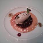 ガストロノミー ジョエル・ロブション - ブルーチーズ　スパイシーなプラムのコンポートとオレンジの香るタルト仕立てに
      
      
      