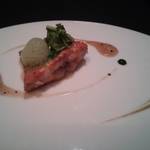 ガストロノミー ジョエル・ロブション - ドーバーソール　アーモンドパウダーをまとわせて骨付きでロースト
      レモンの香るブリオッシュのムースリーヌとケイパーのクーリ
      