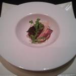 ガストロノミー ジョエル・ロブション - 牛　黒こしょうの香りをまとわせながらロースト
      ロブション風ピュレにのせ、香ばしいゴボウのクリスティアンを添えて
      
      
      