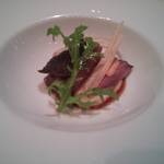 ガストロノミー ジョエル・ロブション - 牛　黒こしょうの香りをまとわせながらロースト
      ロブション風ピュレにのせ、香ばしいゴボウのクリスティアンを添えて
      
      
      