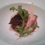 ガストロノミー ジョエル・ロブション - 牛　黒こしょうの香りをまとわせながらロースト
      ロブション風ピュレにのせ、香ばしいゴボウのクリスティアンを添えて
      
      