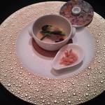 ガストロノミー ジョエル・ロブション - 旬の野菜達　小さなココットでエテュベに、トピナンブールのチップを散らして
      
      