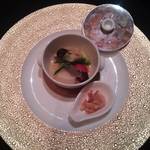 ガストロノミー ジョエル・ロブション - 旬の野菜達　小さなココットでエテュベに、トピナンブールのチップを散らして
      
      