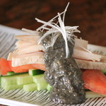 Za Torijirou - 【ばんばんじーサラダ】　阿波尾鶏のムネ肉を塩〆してから蒸し、旨味を
      凝縮！白と黒のゴマをペーストした手作りの
      特製ゴマドレッシングで楽しんで下さい
      