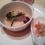 ガストロノミー ジョエル・ロブション - 旬の野菜達　小さなココットでエテュベに、トピナンブールのチップを散らして
      
      