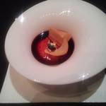 ガストロノミー ジョエル・ロブション - フレッシュ・パパイヤ　クーリーにし、グァバのムース　カシスのソルベに注いで"リオ"のイメージで
      
      