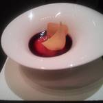 ガストロノミー ジョエル・ロブション - フレッシュ・パパイヤ　クーリーにし、グァバのムース　カシスのソルベに注いで"リオ"のイメージで
      
      
      