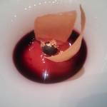 ガストロノミー ジョエル・ロブション - フレッシュ・パパイヤ　クーリーにし、グァバのムース　カシスのソルベに注いで"リオ"のイメージで
      
      
      