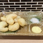 梅乃宿温酒場 - 小エビの天ぷら。天ぷらというよりフリッター？お塩とマヨでいただきます。胡椒も欲しいね✩⋆*॰¨̮⋆｡˚