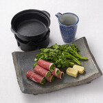 日式牛肉火锅配日本黑毛牛肉和西洋菜
