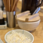 希須林 赤坂 - 刻んだ搾菜が卓上にあり、他の方々は、ご飯に搾菜を乗せて楽しまれていました。