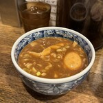 Shimbashi Matoi - つけ汁には味玉、メンマ、鶏コロチャー、豚コロチャー