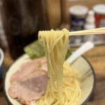 新橋 纏 - 加水率高めの中太ストレート麺はツルモチ食感
