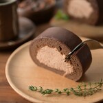 チョコロールケーキ　カット