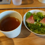 きんじろう CAFE&GRILL - コンソメスープとミニサラダ