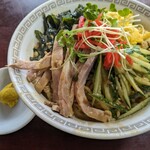 Chuukaryouri Shouryuu - 大盛りにすると
                        深さのあるラーメン丼になり
                        麺と汁が増える(感覚的に1.5～2倍)
                        辛子が別皿提供になり使い勝手が良い