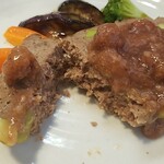 キッチン ブルー グローブ - テリーヌをカット、最初、丸いのは豆かと思いましたが・・