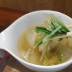 キッチン ブルー グローブ - 具沢山な白菜スープ