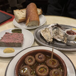 Brasserie Café ONZE - 手前がアヒージョ、左がパテ、右が牡蠣