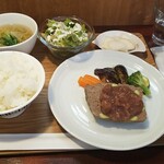キッチン ブルー グローブ - 牛挽き肉と枝豆のテリーヌ　ドライいちじくと赤ワインビネガーのソース