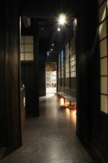 Za Torijirou - 長い通路は京都の町家　計算してつけられた間接照明はお客様がゆっくりくつろいで頂けれるように配慮した故です♪