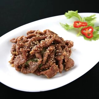 Authentic dishes that go perfectly with alcohol, such as Dim sum and Meat Dishes. The popular fried rice is also available.