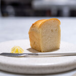 Maison DIA Mizuguchi - 2024.5 北海道産はるゆたかの自家製パン（ミルクを使用したパン・ドミ）自家製バター